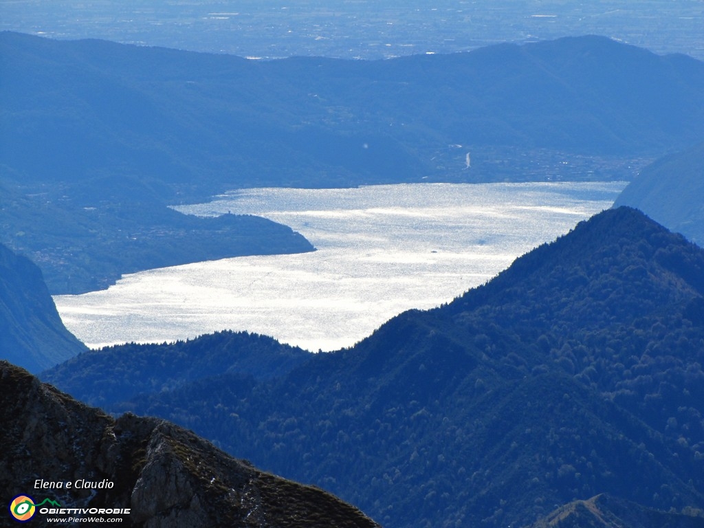 25 Il sole fa luccicare il lago d'Iseo.JPG